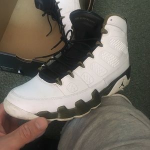 Jordan 9 Statue size 13